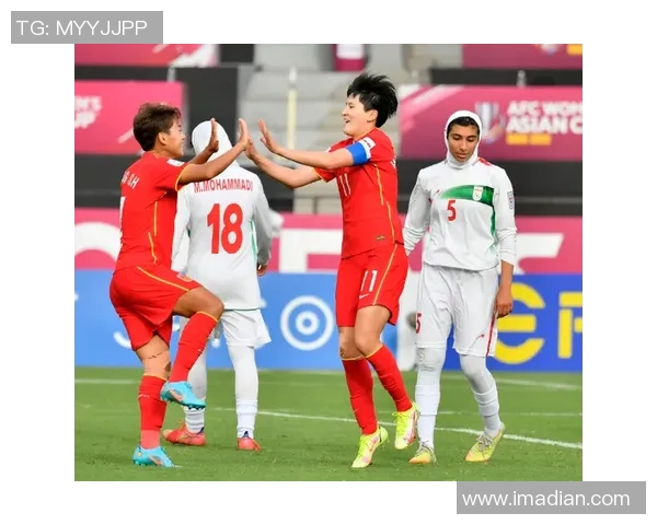 女足球星亲赠签名球衣给小球迷传递运动精神与梦想 女足球星亲赠签名球衣给小球迷传递运动精神与梦想